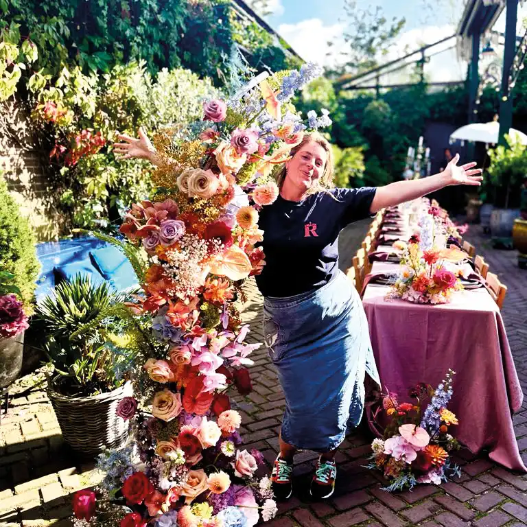 Vrouw buiten gedekte tafel