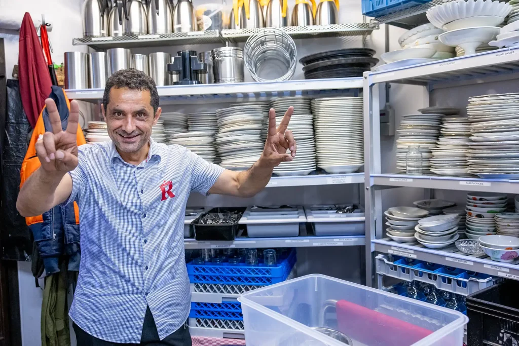 Man in spoelkeuken
